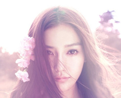 宽版唯美安静女生头像精选_还有花很好看
