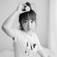 回首往昔的记忆,一个人静静的沉思的的黑白女生头像大全