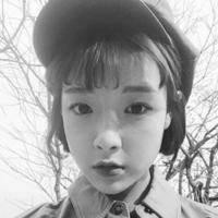 看起来很温暖的样子,黑白女生头像,我喜欢挤眼的这张