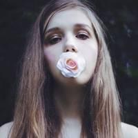 西洋美人全身洋溢着醉人感,回眸一望最迷人