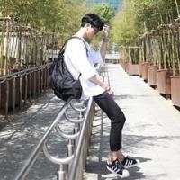 帅哥的浅笑如柔和的阳光照亮了我的心