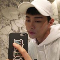 心里波涛汹涌,面部表情丰富的男生安静头像图片