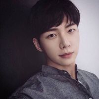 心里波涛汹涌,面部表情丰富的男生安静头像图片