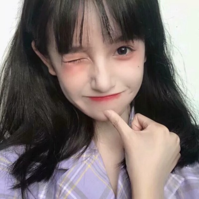 温柔女头真人，短发清纯美女卖萌搞怪的