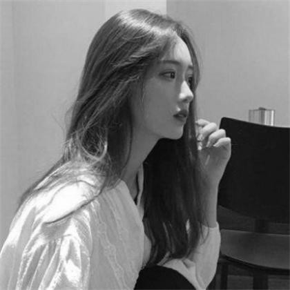 安静的黑白女生头像，一个人静静享受美好时光