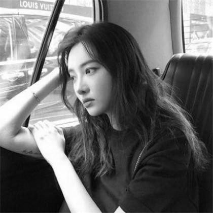 安静的黑白女生头像，一个人静静享受美好时光