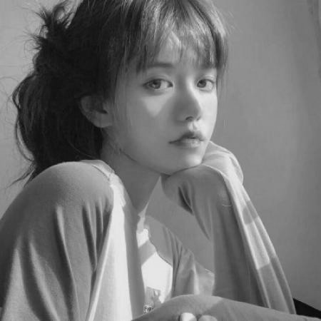 短发女生黑白头像，每个人充满了艰辛与汗水