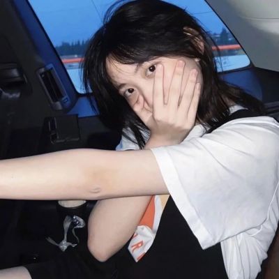 qq非主流女生头像高冷头像，破碎的情架终藏不住无情的眼神