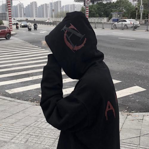 一副健硕的身材，英雄般的气质，男生头像性感十足