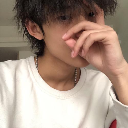 头像上的男孩子长得虽然有些清新，但却带着一股霸气