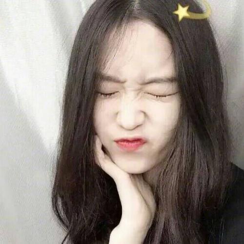 女头像霸气高冷，她的眼神深邃而富有魅力