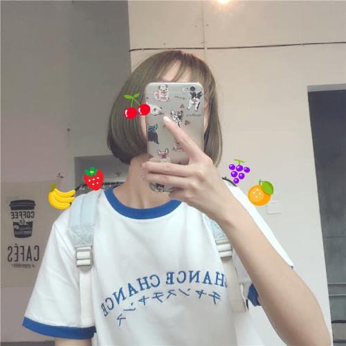 女头像霸气高冷，她的眼神深邃而富有魅力