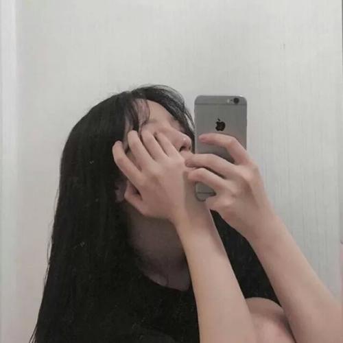 女头像霸气高冷，她的眼神深邃而富有魅力