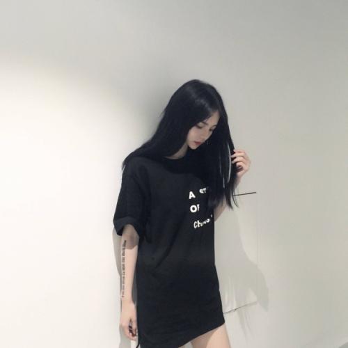 女头像霸气高冷，她的眼神深邃而富有魅力