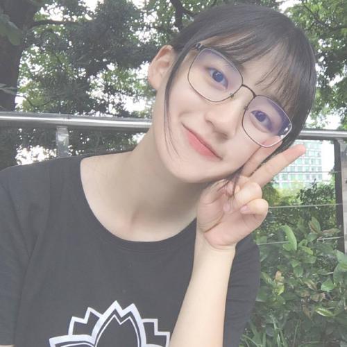 女头像霸气高冷，她的眼神深邃而富有魅力
