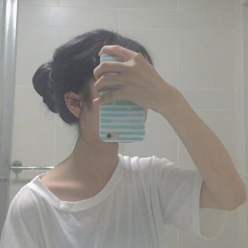 女头像霸气高冷，她的眼神深邃而富有魅力