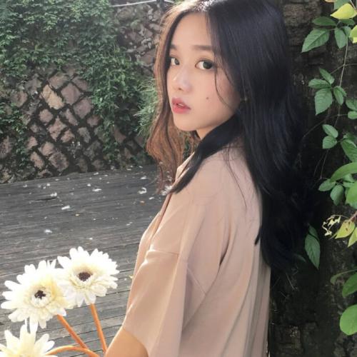 女头像霸气高冷，她的眼神深邃而富有魅力