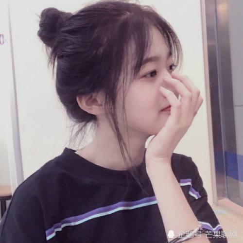 女头像霸气高冷，她的眼神深邃而富有魅力
