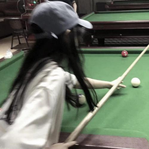 女头像霸气高冷，她的眼神深邃而富有魅力
