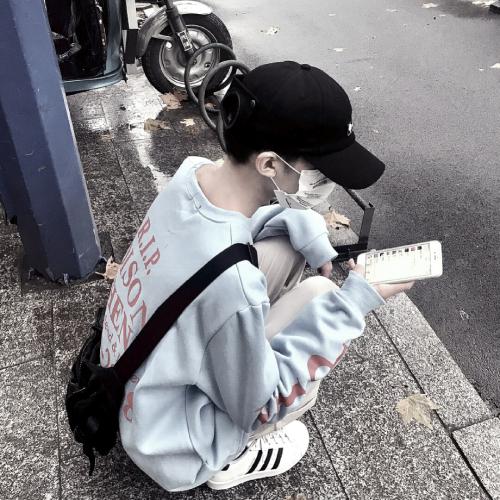 男生头像照片霸气帅气，眼神中充满了智慧和思考