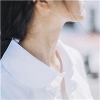 小清新半身女头像,看不到眼睛,但是看到嘴巴