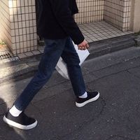 装B的男生头像半身的,有点显摆的样子