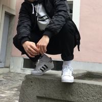 装B的男生头像半身的,有点显摆的样子