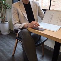 四十岁成熟男人头像看不到脸,西装革履有范儿