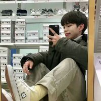 半身绅士男生头像,穿西服的,穿运动服的