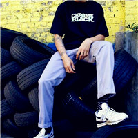 特别时尚特别个性的半身男头像 从穿着打扮可以看出来