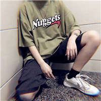 特别时尚特别个性的半身男头像 从穿着打扮可以看出来