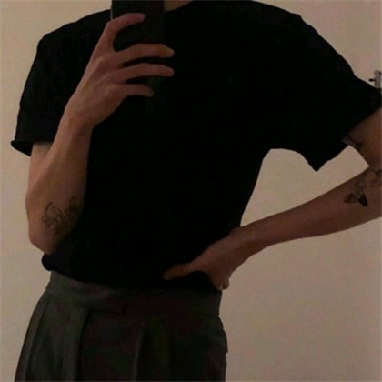 再难也要扯着嘴角微笑，男生部位头像
