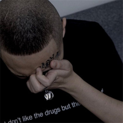 再难也要扯着嘴角微笑，男生部位头像