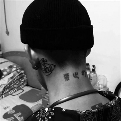 再难也要扯着嘴角微笑，男生部位头像