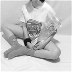 个性半身黑白女生头像 走的一看就是潮流路