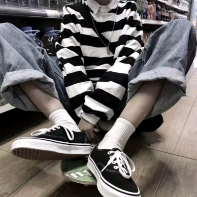 清新半身男头，唇齿深渊眉眼之间充满自信