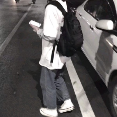 清新半身男头，唇齿深渊眉眼之间充满自信