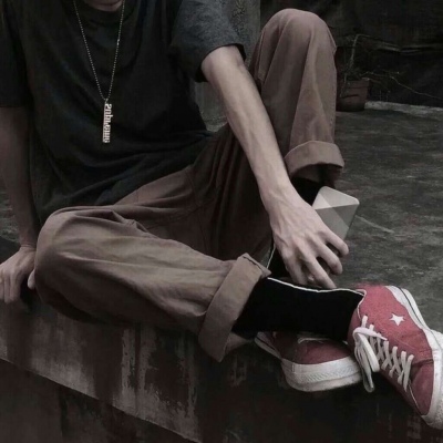 半身男头像，坠入爱河的男生是沉默的