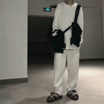 半身男头像，坠入爱河的男生是沉默的