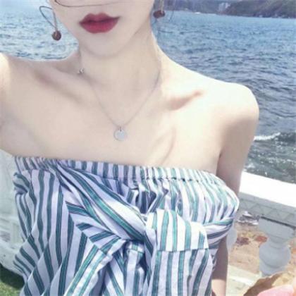 2020最新女生头像半身控露锁骨，喜欢这种风格的用吧