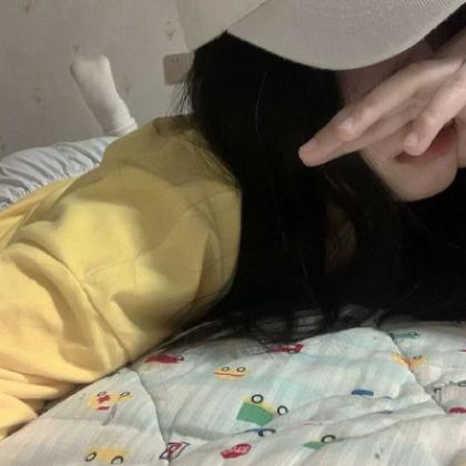 黄颜色头像唯美女生，唯美半身看不到脸的