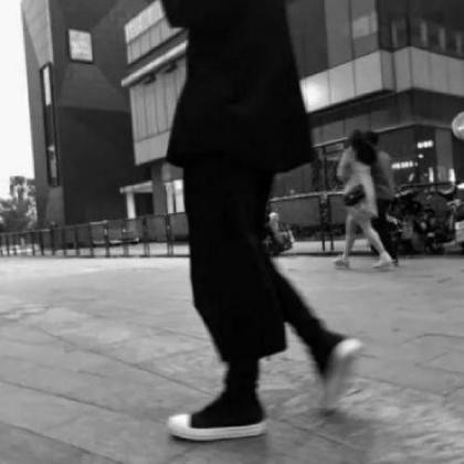 半身黑白男头真人，生活其实很简单开心就好