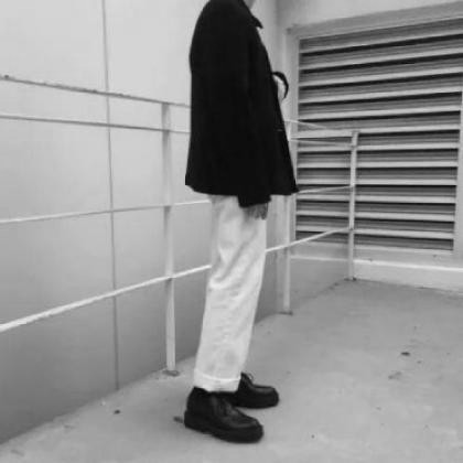 半身黑白男头真人，生活其实很简单开心就好