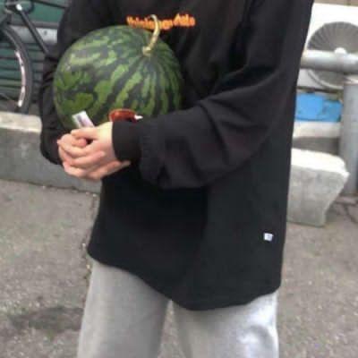 上半身看不到脸的男生头像 没有那么多不期而遇
