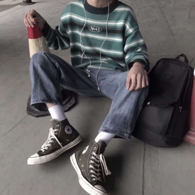 看不见脸的男生头像，用手机挡住脸也有半身看不见脸的