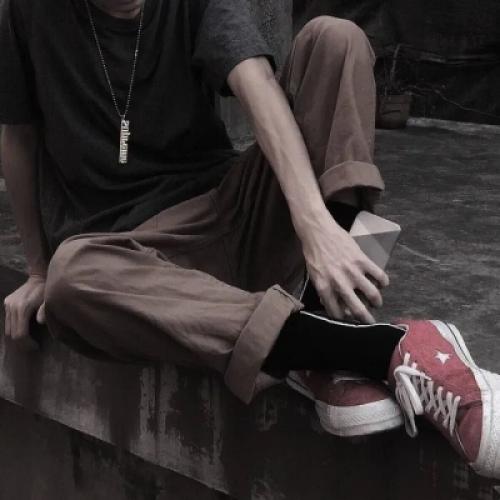 有点微丧的真人半身部位男生不露脸头像图片