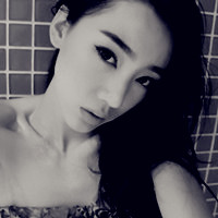 黑白伤感女生头像背影,伤口很深很痛。