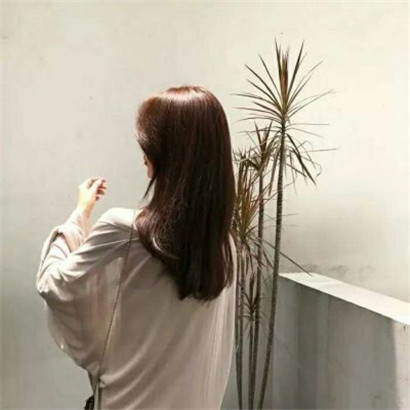 面向大海寂寞远离一切，微信唯美头像女生背影