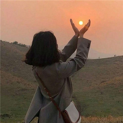 微信女生背影头像短发，就这样平平稳稳就是生活了