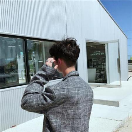 2020最新男生小清新背影头像，穿着打扮特别的潮的男生